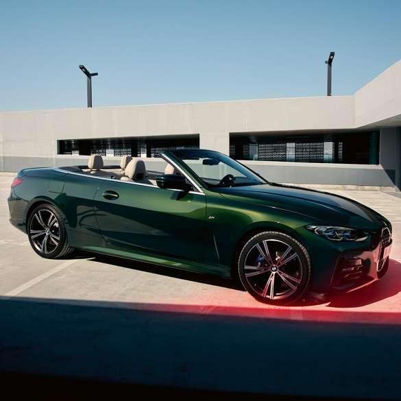 開篷狀態的BMW 4系列敞篷跑車 G23 開篷狀態的Sanremo Green銀粉漆車漆BMW 4系列敞篷跑車 G23
