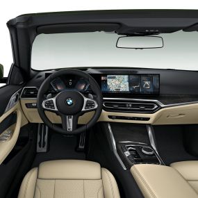 開篷狀態的BMW 4系列敞篷跑車 俯視內裝設計 G23 開篷狀態的Sanremo Green銀粉漆車色BMW 4系列敞篷跑車 俯視內裝設計 G23
