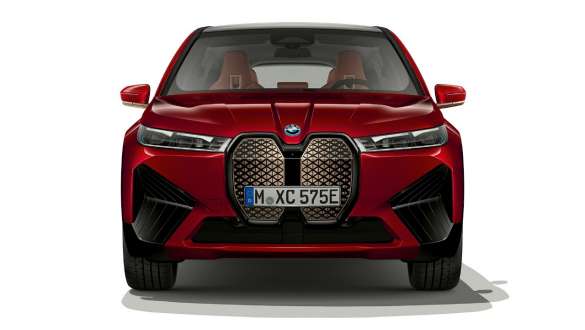 BMW iX 純電休旅的車頭 i20 BMW iX 純電休旅 Aventurin Red銀粉漆外觀的車頭 i20