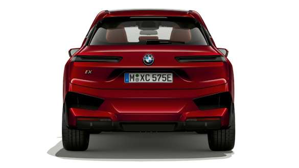 BMW iX 純電休旅的車尾 i20 BMW iX 純電休旅 Aventurin Red銀粉漆外觀的車尾 i20