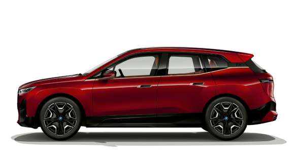 BMW iX 純電休旅的車側 i20 BMW iX 純電休旅 Aventurin Red銀粉漆外觀的車側 i20