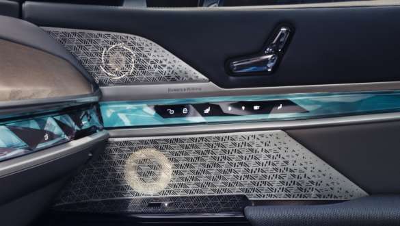 G70 BMW i7純電旗艦房車,Bowers & Wilkins G70 BMW i7純電旗艦房車,車門中的Bowers & Wilkins BMW揚聲器
