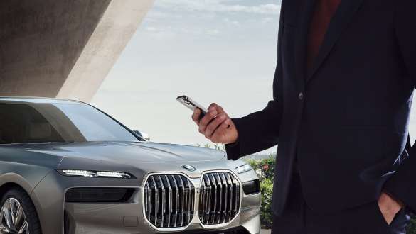 G70 BMW i7純電旗艦房車，BMW手機數位鑰匙2.0，智慧型手機於車門前方