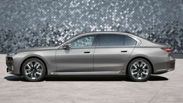 G70 BMW i7純電旗艦房車,車側視角,於工作室中 G70 BMW i7純電旗艦房車,BMW Individual Oxid grey銀粉漆,車側視角,於工作室中搭配背景