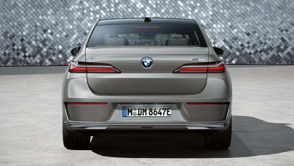 G70 BMW i7純電旗艦房車,車尾視角,於工作室中 G70 BMW i7純電旗艦房車,BMW Individual Oxid grey銀粉漆,車尾視角,於工作室中搭配背景