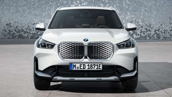 U11 BEV BMW iX1純電運動休旅,銀粉漆Mineral White,車頭視角,於工作室中搭配背景 U11 BEV BMW iX1純電運動休旅,車頭視角,於工作室中