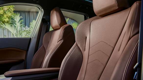 U11 BEV BMW iX1,主動式座椅 U11 BEV BMW iX1,內裝,車側視角,Mocha色sensatec皮質主動式座椅,fine-wood尤加利木紋飾板