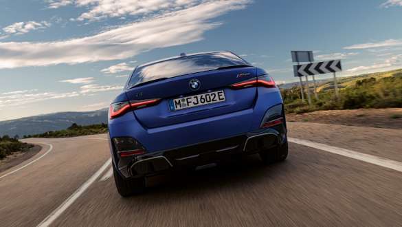 G26 BMW i4 M50的M款跑車化電子懸吊系統 G26 BMW i4 M50 BMW Individual Frozen Portimao Blue銀粉漆 M款跑車化電子懸吊系統