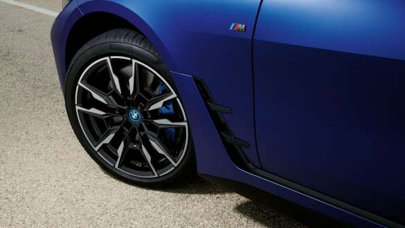 G26 BMW i4 M50 M款煞車套件 G26 BMW i4 M50 BMW Individual Frozen Portimao Blue銀粉漆 M款煞車套件上方視角輪圈特寫