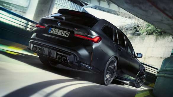 G81 BMW M3 Competition Touring,M專屬懸吊系統 G81 BMW M3 Competition Touring,BMW Individual Frozen Black銀粉漆,M專屬懸吊系統,四分之三車尾視角,行駛中