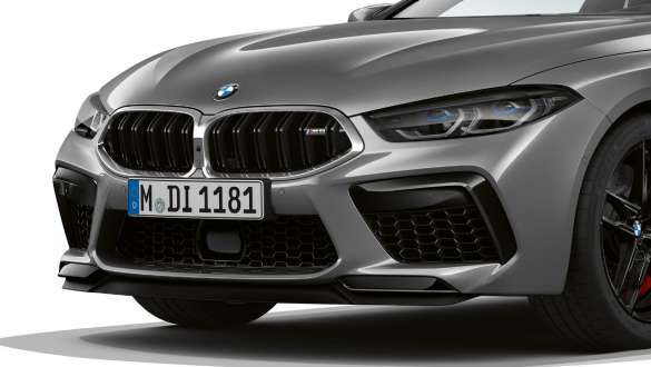 F92 BMW M8 Coupé LCI嶄新風貌,高光澤鍍鉻的M雙腎型水箱護罩 F92 BMW M8 Coupé LCI嶄新風貌,Skyscraper grey銀粉漆,四分之三車頭視角,高光澤鍍鉻的M雙腎型水箱護罩邊框特寫