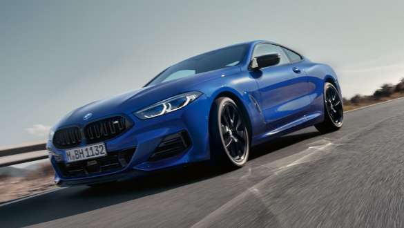 G15 BMW M850i xDrive Coupé LCI嶄新風貌,整合式主動轉向系統 G15 BMW M850i xDrive Coupé LCI嶄新風貌,M Portimao Blue銀粉漆,四分之三車頭視角,行駛中,整合式主動轉向系統