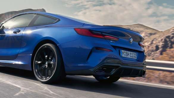 G15 BMW M850i xDrive Coupé LCI嶄新風貌,BMW xDrive G15 BMW M850i xDrive Coupé LCI嶄新風貌,M Portimao Blue銀粉漆,車尾視角,行駛中