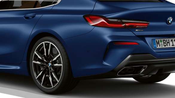 G16 BMW M850i xDrive Gran Coupé LCI嶄新風貌,M運動化差速器 G16 BMW M850i xDrive Gran Coupé LCI嶄新風貌,BMW Individual Frozen Tanzanite Blue銀粉漆,四分之三車尾視角,M運動化差速器