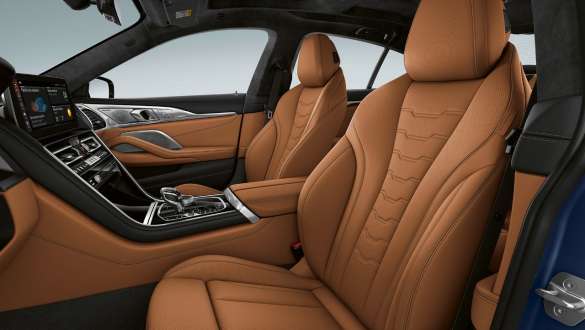 G16 BMW M850i xDrive Gran Coupé LCI嶄新風貌,M雙前座跑車座椅 G16 BMW M850i xDrive Gran Coupé LCI嶄新風貌,內裝,具有M飾徽的M雙前座跑車座椅