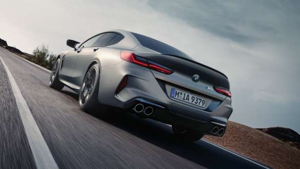 F93 BMW M8 Gran Coupé LCI嶄新風貌,M跑車化電子懸吊系統 F93 BMW M8 Gran Coupé LCI嶄新風貌,BMW Individual Frozen Pure Grey銀粉漆,M專屬懸吊系統,四分之三車尾視角,行駛中,仰角照
