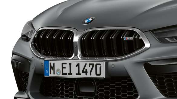 F93 BMW M8 Gran Coupé LCI嶄新風貌,鍍鉻高光澤雙腎型水箱護罩 F93 BMW M8 Gran Coupé LCI嶄新風貌,BMW Individual Frozen Pure Grey銀粉漆,鍍鉻高光澤雙腎型水箱護罩特寫