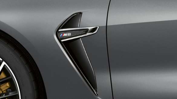 F93 BMW M8 Gran Coupé LCI嶄新風貌,鍍鉻高光澤M車側鰓狀飾條 F93 BMW M8 Gran Coupé LCI嶄新風貌,BMW Individual Frozen Pure Grey銀粉漆,鍍鉻高光澤M車側鰓狀飾條特寫