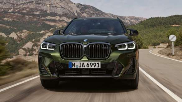 G01 BMW X3 M40i LCI嶄新風貌,M跑車化懸吊系統,行駛中,車頭視角 G01 BMW X3 M40i LCI嶄新風貌,Malachite Green銀粉漆,M跑車化懸吊系統,行駛中,車頭視角