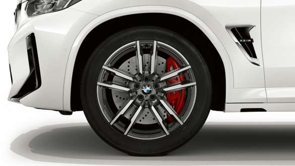 F97 BMW X3 M LCI嶄新風貌,20吋M雙輻式764型輕合金輪圈 F97 BMW X3 M LCI嶄新風貌,Alpine White Uni,20吋M雙輻式764 M型輕合金輪圈特寫。