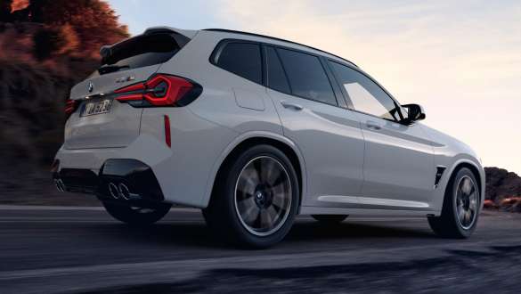 F97 BMW X3 M LCI嶄新風貌,BMW M xDrive跑車化可調式四輪傳動系統 F97 BMW X3 M LCI嶄新風貌,BMW M xDrive跑車化可調式四輪傳動系統,Alpine White,水平車尾仰角照