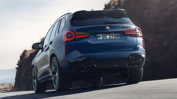 F97 BMW X3 M Competition LCI嶄新風貌,M xDrive跑車化可調式四輪傳動系統 F97 BMW X3 M Competition LCI嶄新風貌,Frozen Marina Bay Blue銀粉漆,行駛中,車尾仰角視角,M xDrive跑車化可調式四輪傳動系統
