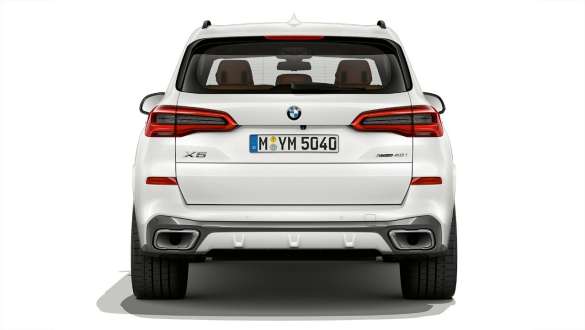 G05 BMW X5 xDrive40i 四分之三車尾視角 G05 BMW X5 xDrive40i Mineral White銀粉漆車色四分之三車尾視角