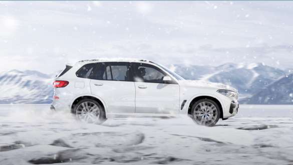 G05 BMW X5的xSnow雪地模式 G05 BMW X5 Mineral White銀粉漆車色以xSnow雪地模式行駛於雪地上的車側視角