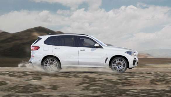 G05 BMW X5的xGravel碎石模式 G05 BMW X5 Mineral White銀粉漆車色 以xGravel碎石模式行駛於鬆軟、碎石地面上的車側視角