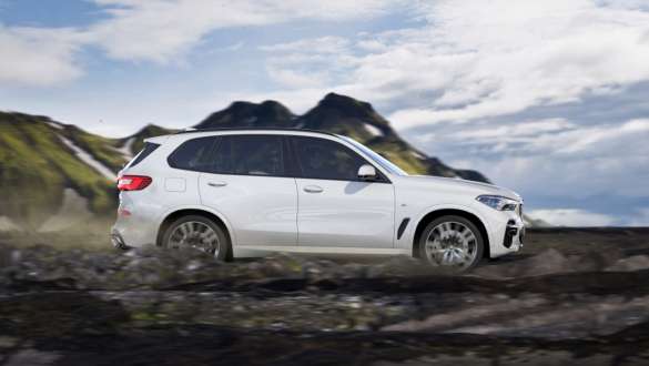 G05 BMW X5的xRocks岩石模式 G05 BMW X5 Mineral White銀粉漆車色於xRocks岩石模式的車側視角