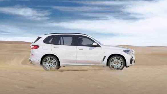 G05 BMW X5的xSand沙地模式 G05 BMW X5 Mineral White銀粉漆車色 以xSand沙地模式行駛於沙地上的車側視角