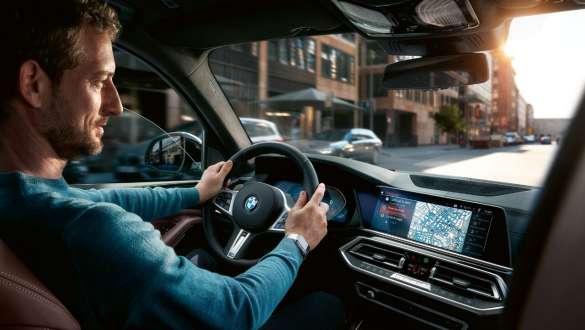 G05 BMW X5 G05的Connected Navigation導航連結 G05 BMW X5 G05的駕駛正在操作Connected Navigation