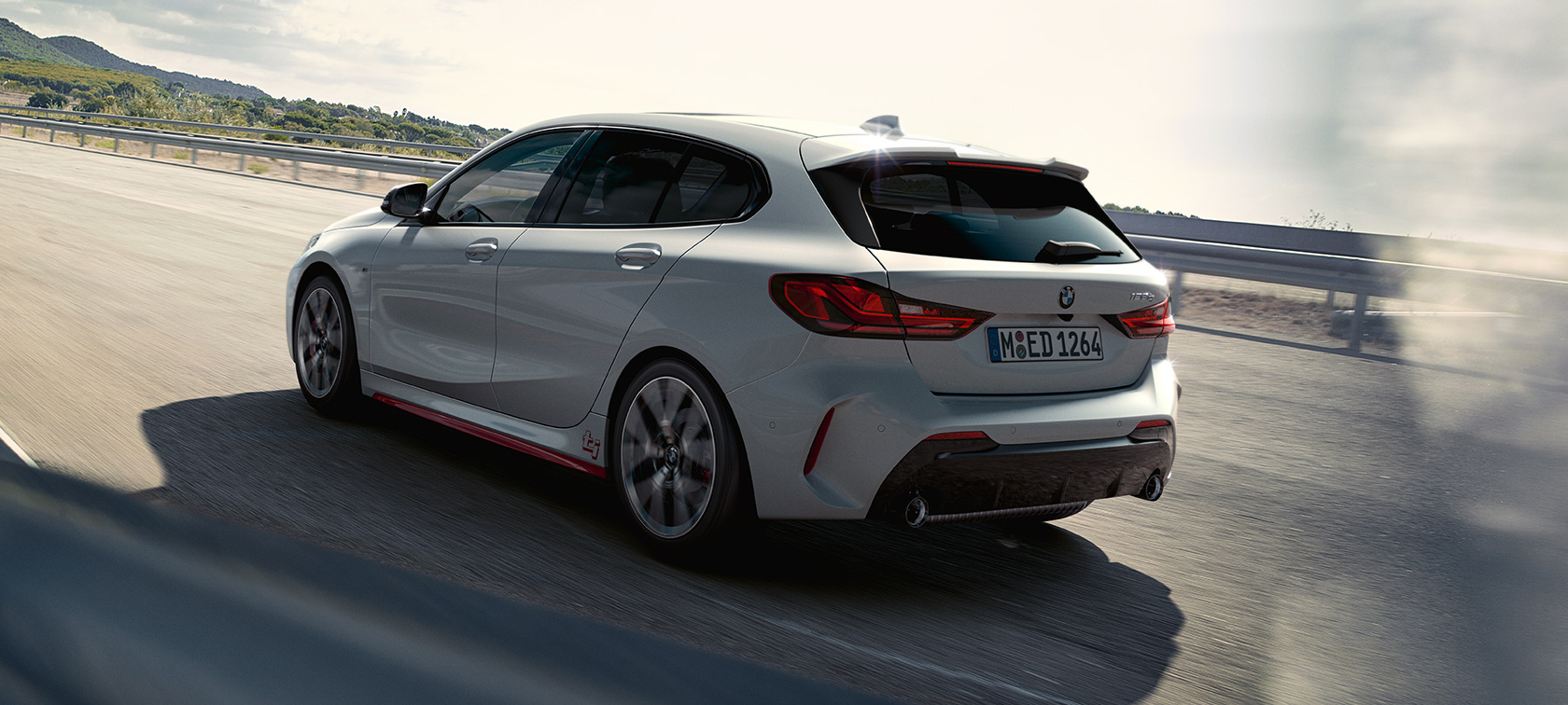 F40 BMW M135i,四分之三車側視角 F40 BMW M135i,Black Sapphire銀粉漆,四分之三車側視角,停駐樹下