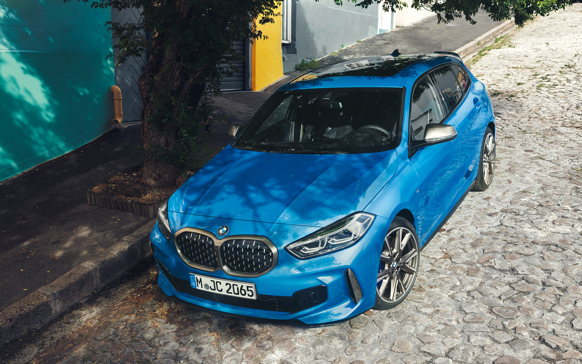 F40 BMW 1系列M135i，Misano Blue，四分之三車頭視角，於鳥瞰視角下停放於路旁