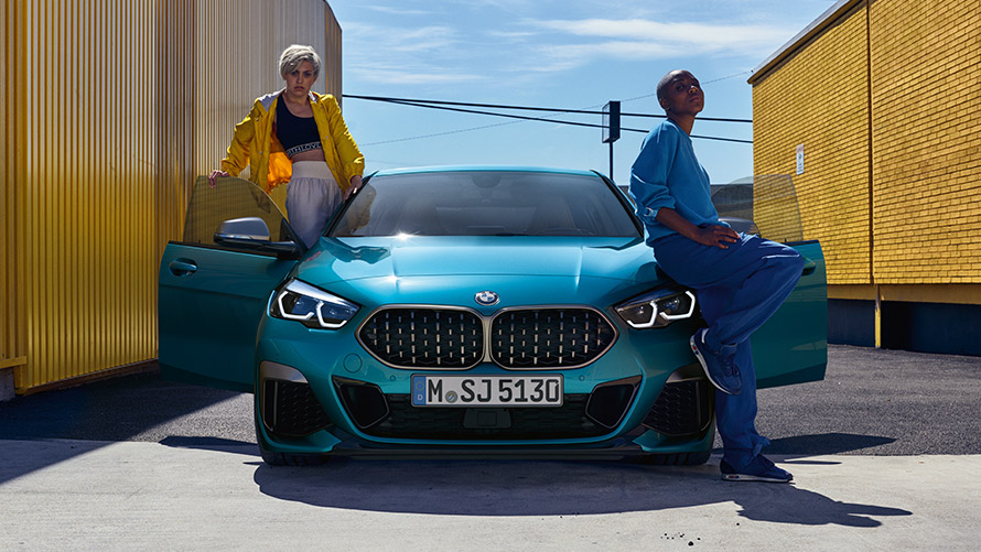 F44 BMW 2系列Gran Coupé,車頭視角 F44 BMW 2系列Gran Coupé,Snapper Rocks Blue,車門開啟並有兩個人在車內,車頭視角