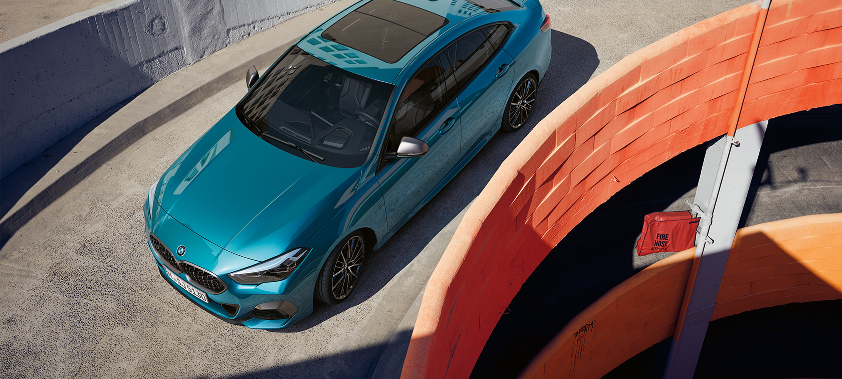 F44 BMW 2系列Gran Coupé,上方的四分之三車頭視角 F44 BMW 2系列Gran Coupé,Snapper Rocks Blue銀粉漆,車頂上方的四分之三車頭視角