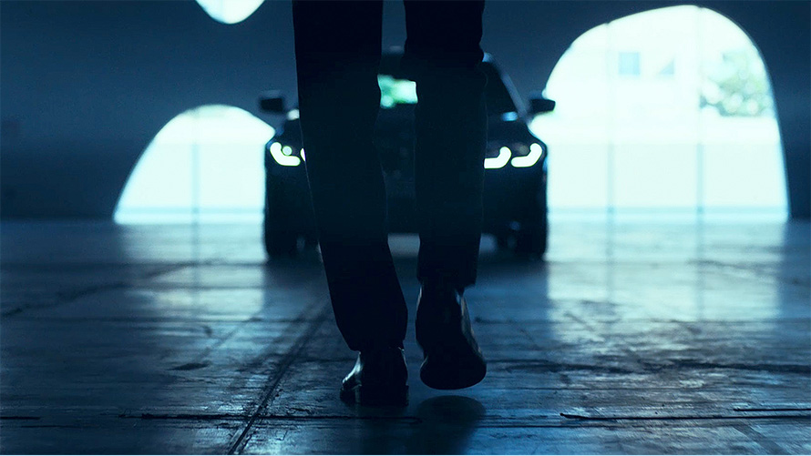 G20 BMW 3系列車頭 G20 BMW 3系列前方 有一名男子走在柏油路上