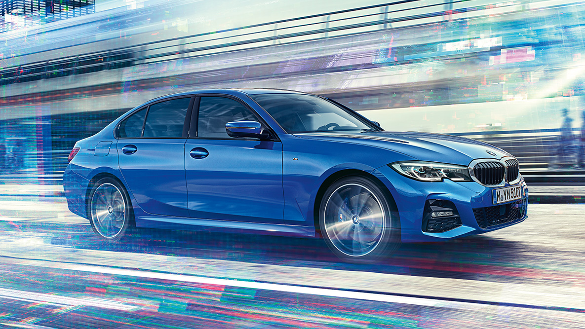 G20 BMW 3系列行駛中,側面視角 G20 BMW 3系列白天行駛於都市中側面照。