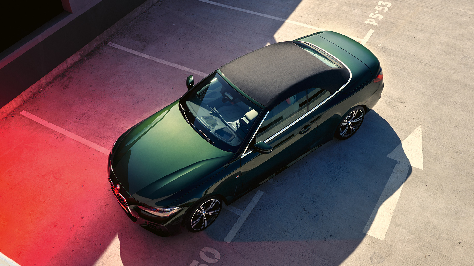 俯視BMW 4系列敞篷跑車軟頂 G23 俯視Sanremo Green銀粉漆車色的BMW 4系列敞篷跑車軟頂 G23