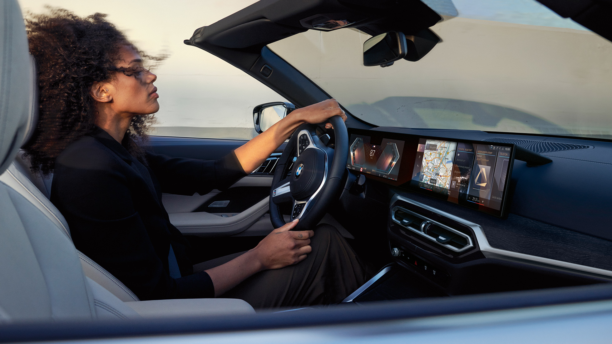 BMW 4系列敞篷跑車之座艙設計 G23 BMW 4系列敞篷跑車座艙設計,包含方向盤、數位儀錶與中控觸控螢幕 G23