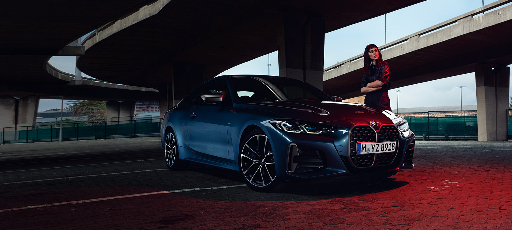 G22 BMW 4系列Coupé，四分之三車頭視角與模特兒