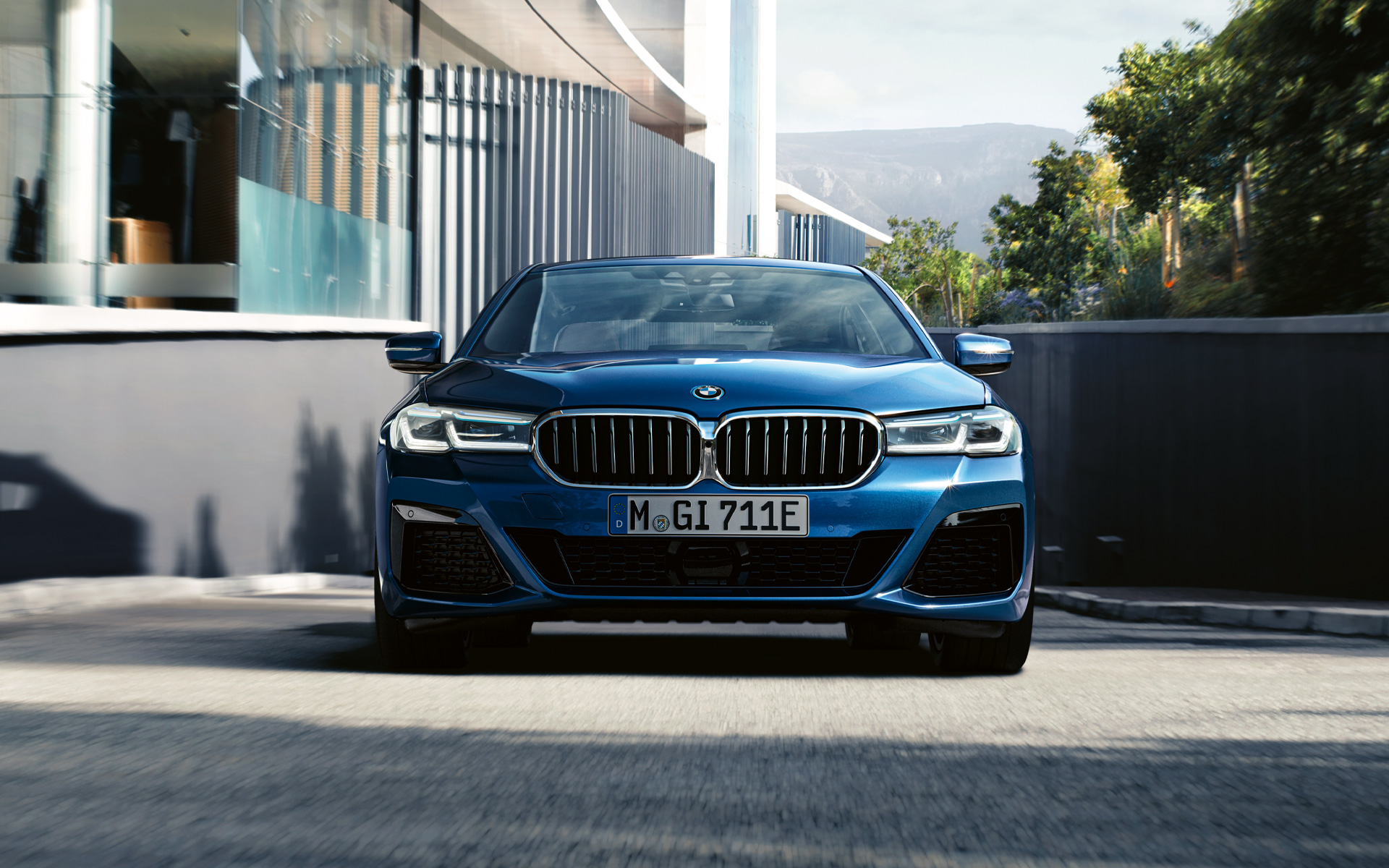 G30 BMW 5系列M Sport鉑金版，雙腎型水箱護罩和前進氣壩，Phytonic Blue，車頭特寫