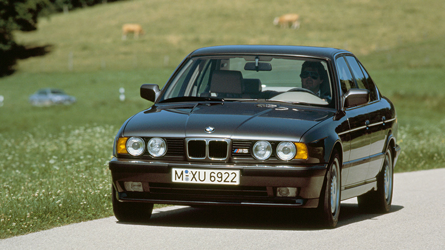 E34 BMW M豪華房車,四分之三車頭視角 E34 BMW M豪華房車,四分之三車頭視角