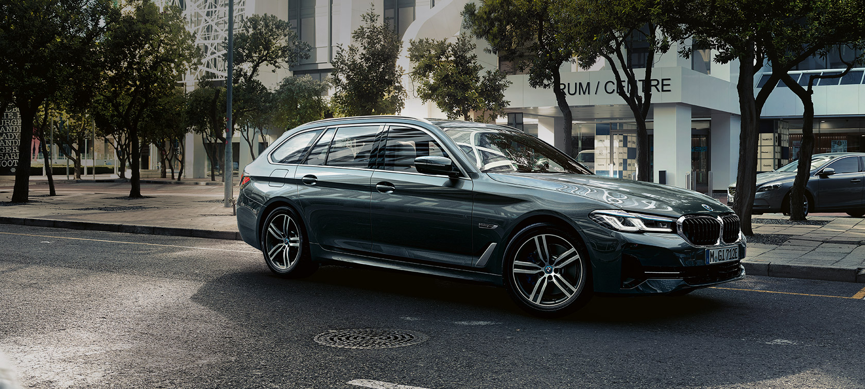 G31 BMW 5系列Touring嶄新風貌，Sophisto Grey，於鄰近郊區處行駛中，7/8車頭視角