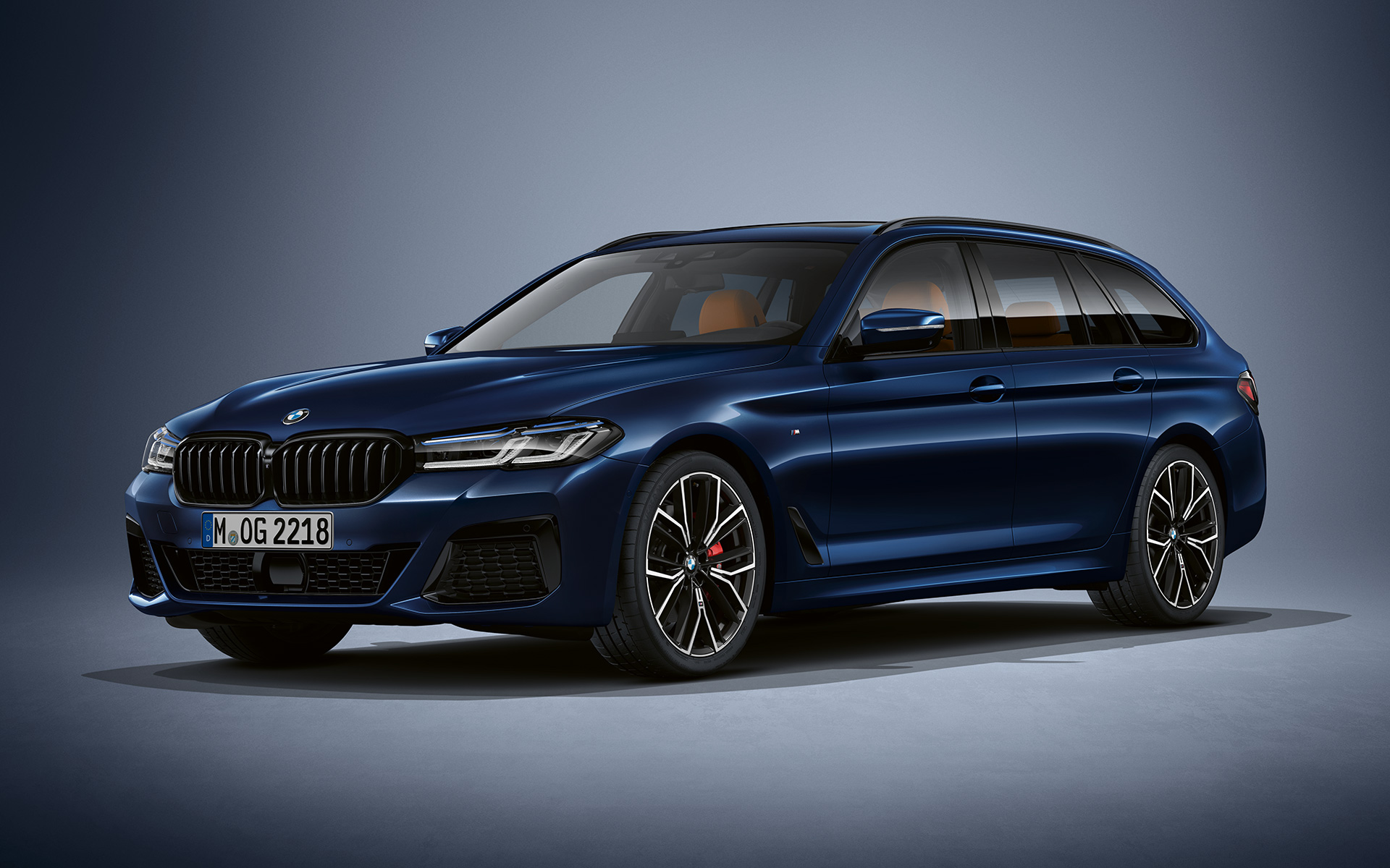 G31 BMW 5系列Touring Individual,BMW Individual Tanzanite Blue銀粉漆 G31 BMW 5系列Touring Individual,四分之三車頭視角,靜止,搭配BMW Individual Tanzanite Blue銀粉漆