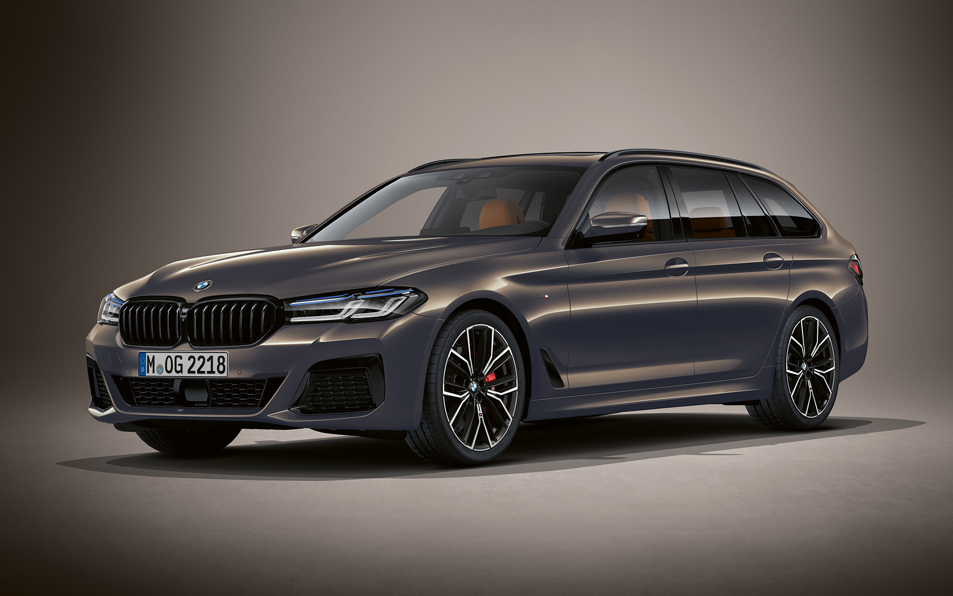 G31 BMW 5系列Touring LCI搭配BMW Individual Alvite Grey銀粉漆 G31 BMW 5系列Touring Individual,四分之三車頭視角,靜止,搭配BMW Individual Alvite Grey銀粉漆