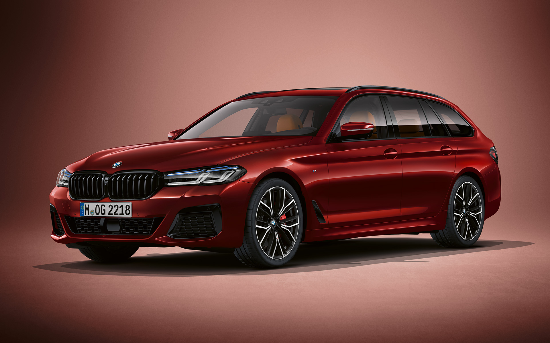 G31 BMW 5系列Touring LCI搭配BMW Individual Aventurine Red銀粉漆 G31 BMW 5系列Touring Individual嶄新風貌,四分之三車頭視角,靜止,搭配BMW Individual Aventurine Red銀粉漆