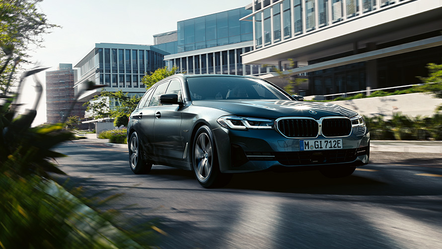 G31 BMW 5 Touring LCI,外觀 G31 BMW 5系列Touring嶄新風貌,Sophisto Grey,行駛於鄉間車道上