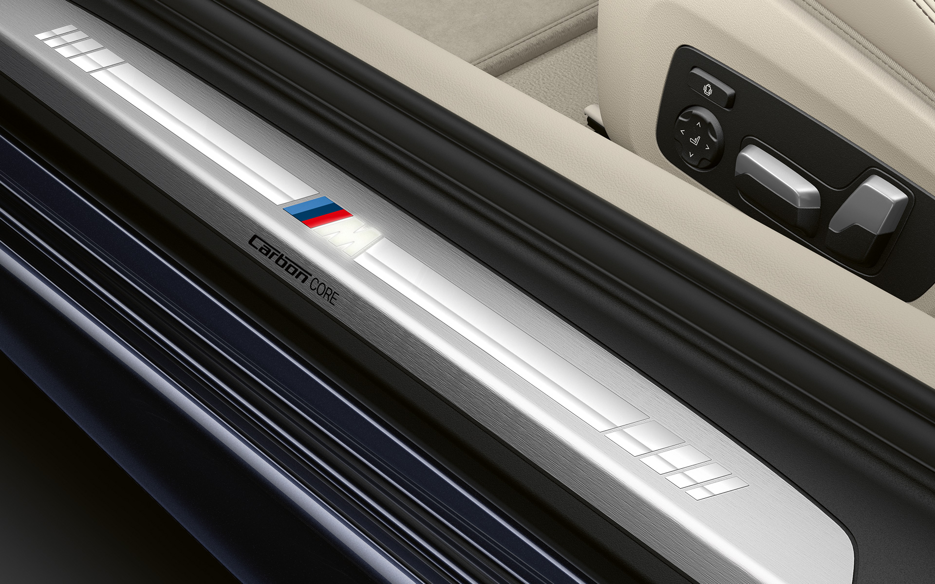 BMW 8系列雙門跑車,前車門門檻含M標誌 BMW 8系列雙門跑車含BMW標誌的前車門門檻特寫。