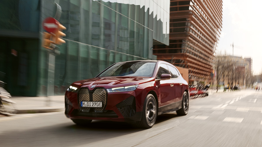 i20 行駛於市區的BMW iX xDrive50 純電休旅 Aventurin Red銀粉漆外觀 